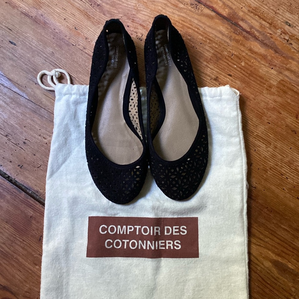 Pretty black ballerina shoes by Comptoirs des Cotonniers, French fashion brand.